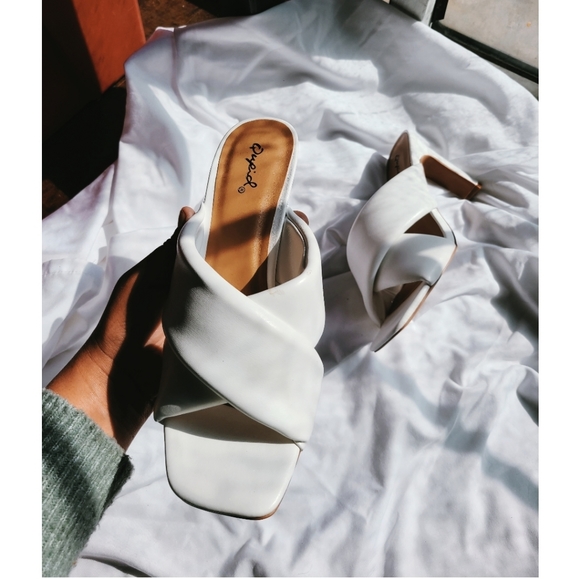 🚨ONLY A FEW PAIRS LEFT// White vegan leather Sandal - Picture 2 of 3